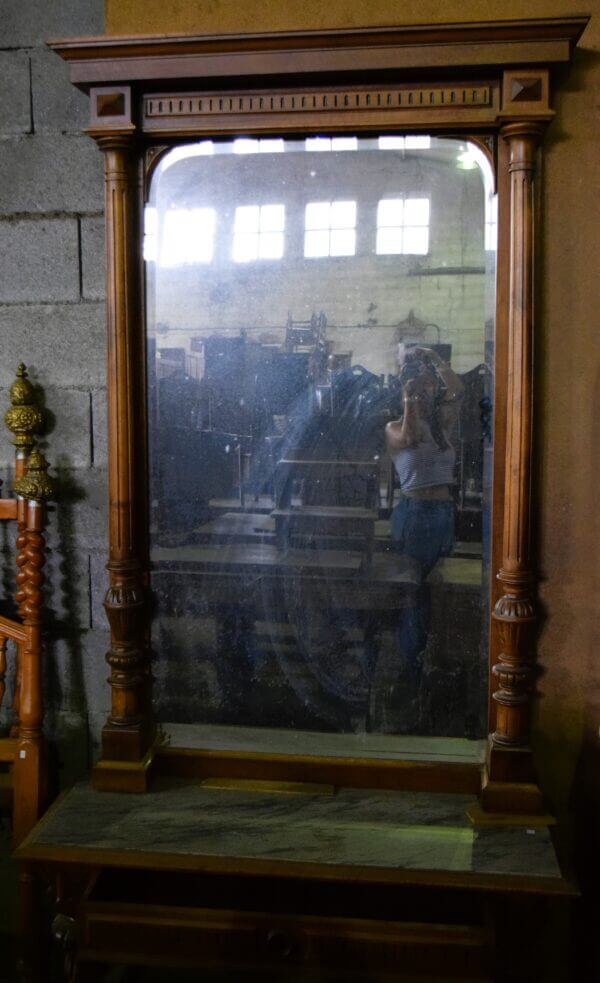 Espejo de madera de nogal estilo Alfonsino