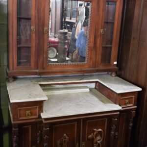 Aparador de roble de una antigua barbería