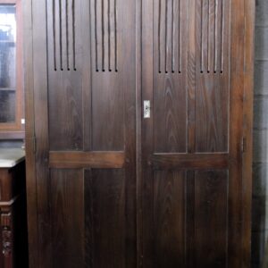 Armario de madera de castaño