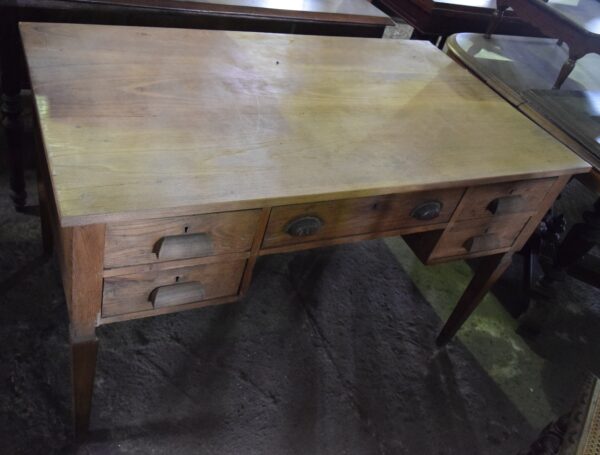 Escritorio de castaño