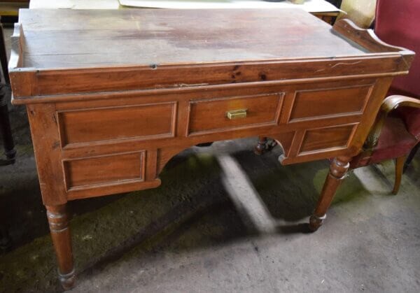 Escritorio de castaño