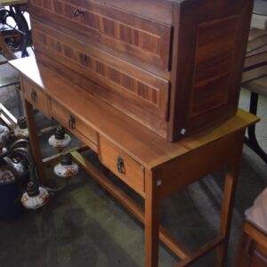 Mueble estilo bargueño con 2 cajones y compartimientos superiores