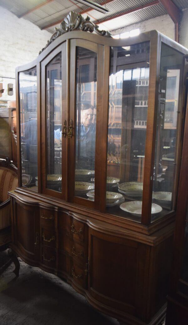 Vitrina de castaño de estilo modernista